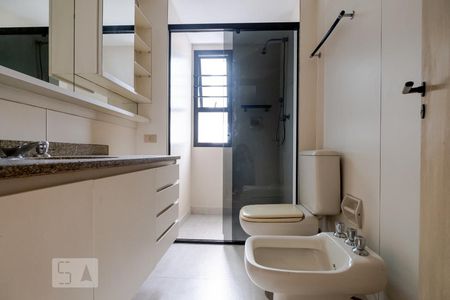 Apartamento para alugar com 296m², 4 quartos e 4 vagasBanheiro dos Quartos 1 e 2