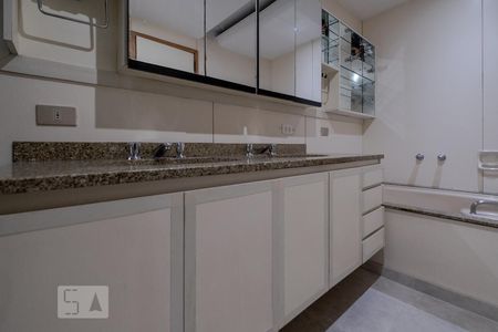 Apartamento para alugar com 296m², 4 quartos e 4 vagasBanheiro da Suíte 2