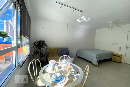 Sala de estar e jantar de kitnet/studio para alugar com 1 quarto, 31m² em Rio Branco, Novo Hamburgo