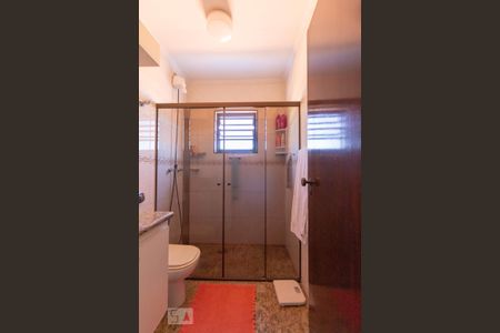 Casa à venda com 217m², 3 quartos e 5 vagasBanheiro da Suíte 1