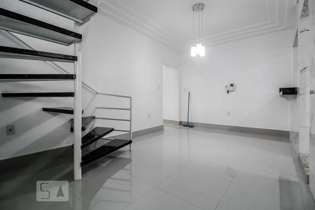 Copa Copa (detalhe - escadaria de acesso ao pav. superior) de casa para alugar com 3 quartos, 200m² em Chácara do Governador, Goiânia