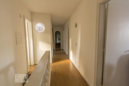 Casa à venda com 450m², 4 quartos e 4 vagas Casa à venda com 450m², 4 quartos e 4 vagasCorredor segundo andar