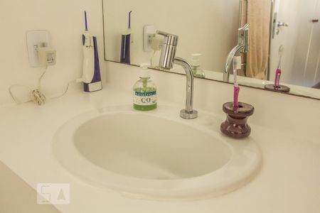 Casa à venda com 450m², 4 quartos e 4 vagas Casa à venda com 450m², 4 quartos e 4 vagasBanheiro Suíte 1