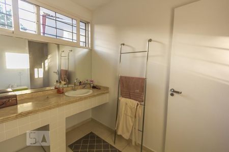 Casa à venda com 450m², 4 quartos e 4 vagas Casa à venda com 450m², 4 quartos e 4 vagasBanheiro Social