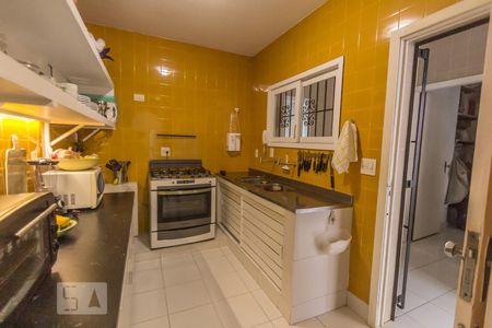 Casa à venda com 450m², 4 quartos e 4 vagas Casa à venda com 450m², 4 quartos e 4 vagasCozinha