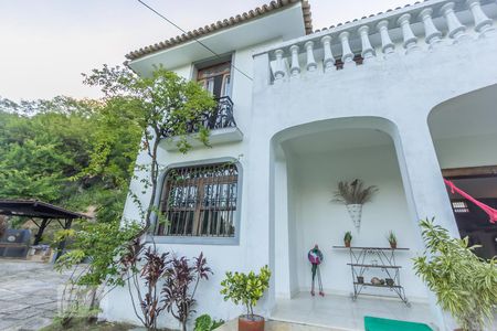 Casa à venda com 450m², 4 quartos e 4 vagas Casa à venda com 450m², 4 quartos e 4 vagasFachada da casa