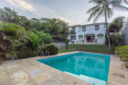 Casa à venda com 450m², 4 quartos e 4 vagas Casa à venda com 450m², 4 quartos e 4 vagasPiscina