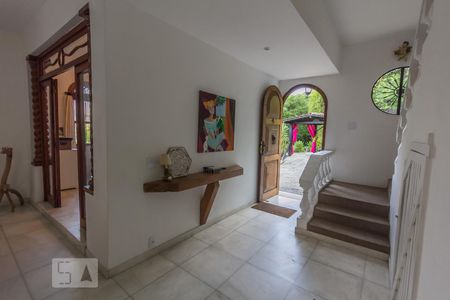 Casa à venda com 450m², 4 quartos e 4 vagas Casa à venda com 450m², 4 quartos e 4 vagasEscadas