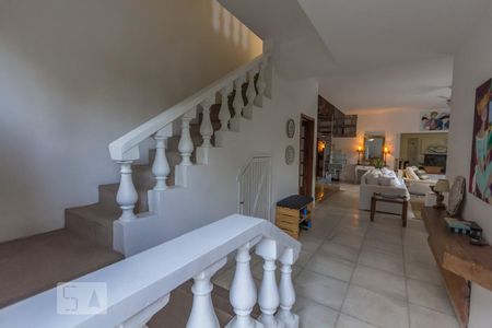 Casa à venda com 450m², 4 quartos e 4 vagas Casa à venda com 450m², 4 quartos e 4 vagasEscadas