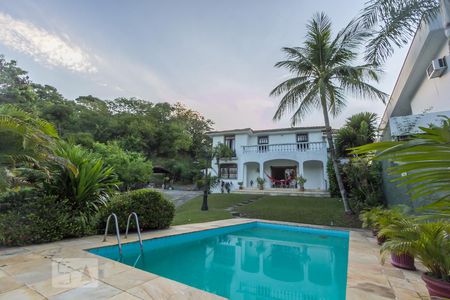 Casa à venda com 450m², 4 quartos e 4 vagas Casa à venda com 450m², 4 quartos e 4 vagasPiscina