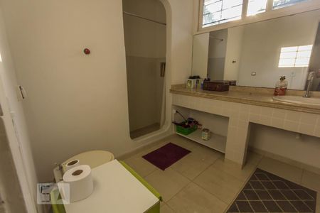 Casa à venda com 450m², 4 quartos e 4 vagas Casa à venda com 450m², 4 quartos e 4 vagasBanheiro Social