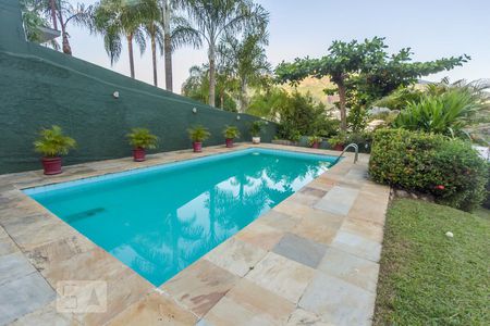 Casa à venda com 450m², 4 quartos e 4 vagas Casa à venda com 450m², 4 quartos e 4 vagasPiscina