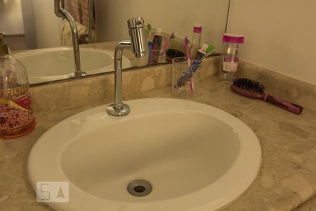 Casa à venda com 450m², 4 quartos e 4 vagas Casa à venda com 450m², 4 quartos e 4 vagasBanheiro Social