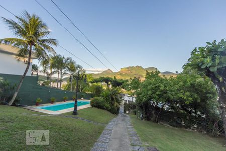 Casa à venda com 450m², 4 quartos e 4 vagas Casa à venda com 450m², 4 quartos e 4 vagasPiscina