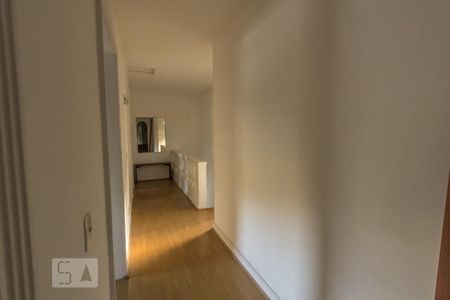 Casa à venda com 450m², 4 quartos e 4 vagas Casa à venda com 450m², 4 quartos e 4 vagasCorredor segundo andar
