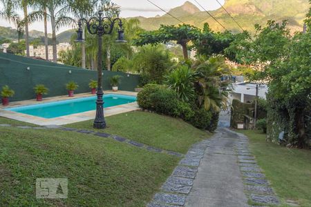 Casa à venda com 450m², 4 quartos e 4 vagas Casa à venda com 450m², 4 quartos e 4 vagasPiscina