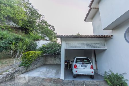 Casa à venda com 450m², 4 quartos e 4 vagas Casa à venda com 450m², 4 quartos e 4 vagasGaragem