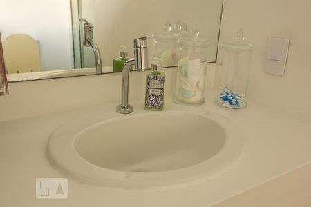 Casa à venda com 450m², 4 quartos e 4 vagas Casa à venda com 450m², 4 quartos e 4 vagasBanheiro Suíte 1