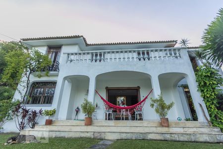 Casa à venda com 450m², 4 quartos e 4 vagas Casa à venda com 450m², 4 quartos e 4 vagasFachada da casa