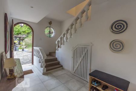 Casa à venda com 450m², 4 quartos e 4 vagas Casa à venda com 450m², 4 quartos e 4 vagasEscadas