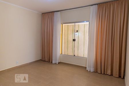 Casa para alugar com 320m², 4 quartos e 2 vagassala