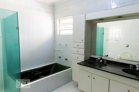 Casa à venda com 320m², 5 quartos e 2 vagasBanheiro da Suíte