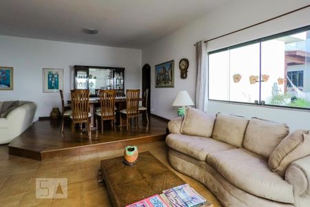 Casa à venda com 250m², 3 quartos e 8 vagasSala