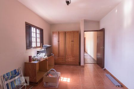 Casa à venda com 250m², 2 quartos e 2 vagasSuíte e corredor