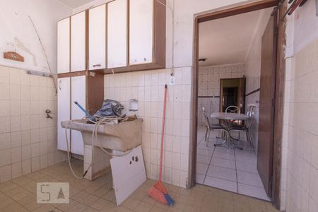 Casa à venda com 250m², 2 quartos e 2 vagasÁrea de serviço e corredor