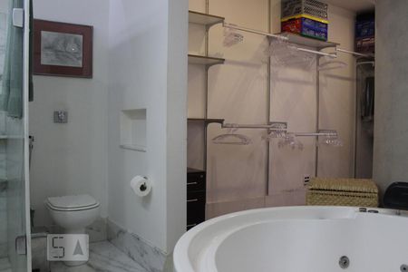 Apartamento à venda com 325m², 4 quartos e 4 vagasBanheiro da Suite