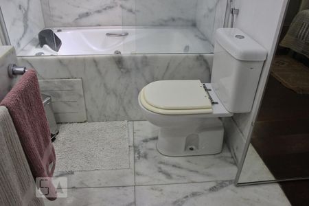 Apartamento à venda com 325m², 4 quartos e 4 vagasBanheiro da Suite 1