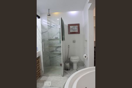 Apartamento à venda com 325m², 4 quartos e 4 vagasBanheiro da Suite