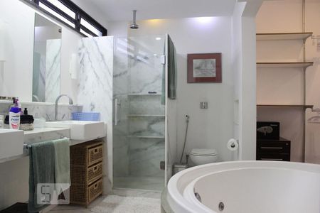 Apartamento à venda com 325m², 4 quartos e 4 vagasBanheiro da Suite