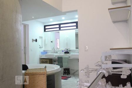 Apartamento à venda com 325m², 4 quartos e 4 vagasBanheiro da Suite