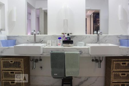 Apartamento à venda com 325m², 4 quartos e 4 vagasBanheiro da Suite