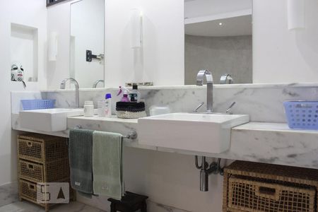 Apartamento à venda com 325m², 4 quartos e 4 vagasBanheiro da Suite