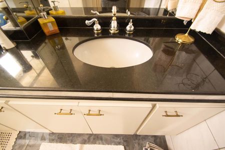 Apartamento à venda com 317m², 4 quartos e 3 vagas Apartamento à venda com 317m², 4 quartos e 3 vagasPia do Banheiro (Quarto 3)