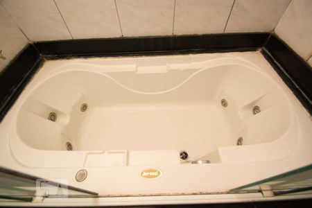 Apartamento à venda com 317m², 4 quartos e 3 vagas Apartamento à venda com 317m², 4 quartos e 3 vagasBanheira (Quarto 3)