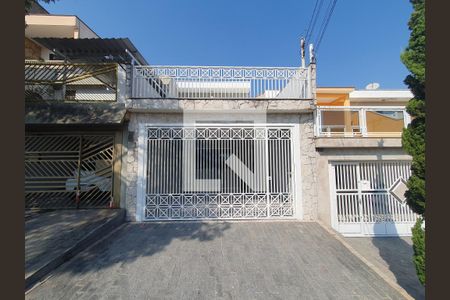Casa à venda com 220m², 3 quartos e 2 vagas Casa à venda com 220m², 3 quartos e 2 vagasFachada