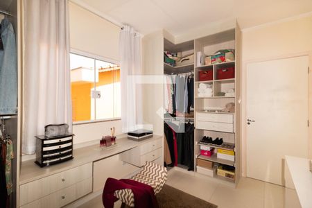Casa à venda com 220m², 3 quartos e 2 vagas Casa à venda com 220m², 3 quartos e 2 vagasCloset da suíte