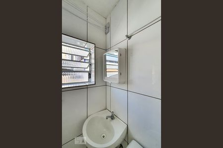 Banheiro de kitnet/studio para alugar com 1 quarto, 16m² em Liberdade, São Paulo