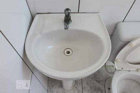 Banheiro de kitnet/studio para alugar com 1 quarto, 16m² em Liberdade, São Paulo