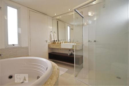 Apartamento à venda com 210m², 5 quartos e 4 vagasBanheiro da suíte 4