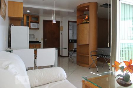 Sala de apartamento para alugar com 1 quarto, 60m² em Barra da Tijuca, Rio de Janeiro