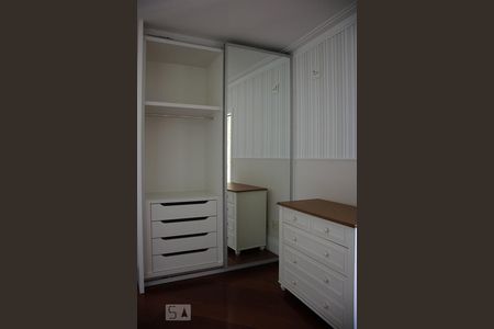 Apartamento à venda com 211m², 5 quartos e 3 vagasQuarto 2 
