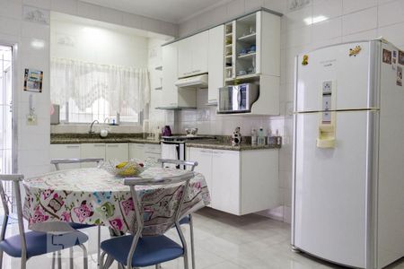 Casa à venda com 220m², 2 quartos e 2 vagas Casa à venda com 220m², 2 quartos e 2 vagasCozinha