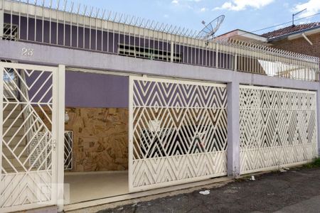 Casa à venda com 220m², 2 quartos e 2 vagas Casa à venda com 220m², 2 quartos e 2 vagasFachada