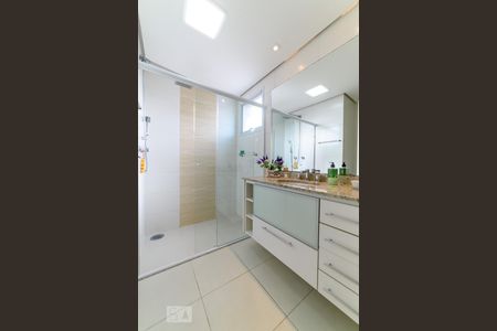 Apartamento à venda com 180m², 3 quartos e 2 vagas Apartamento à venda com 180m², 3 quartos e 2 vagasBanheiro da Suíte 1