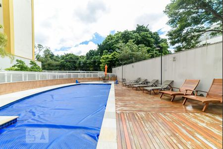 Apartamento à venda com 180m², 3 quartos e 2 vagas Apartamento à venda com 180m², 3 quartos e 2 vagasÁrea comum - Piscina