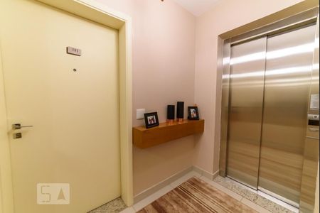 Apartamento à venda com 180m², 3 quartos e 2 vagas Apartamento à venda com 180m², 3 quartos e 2 vagasHall de Entrada